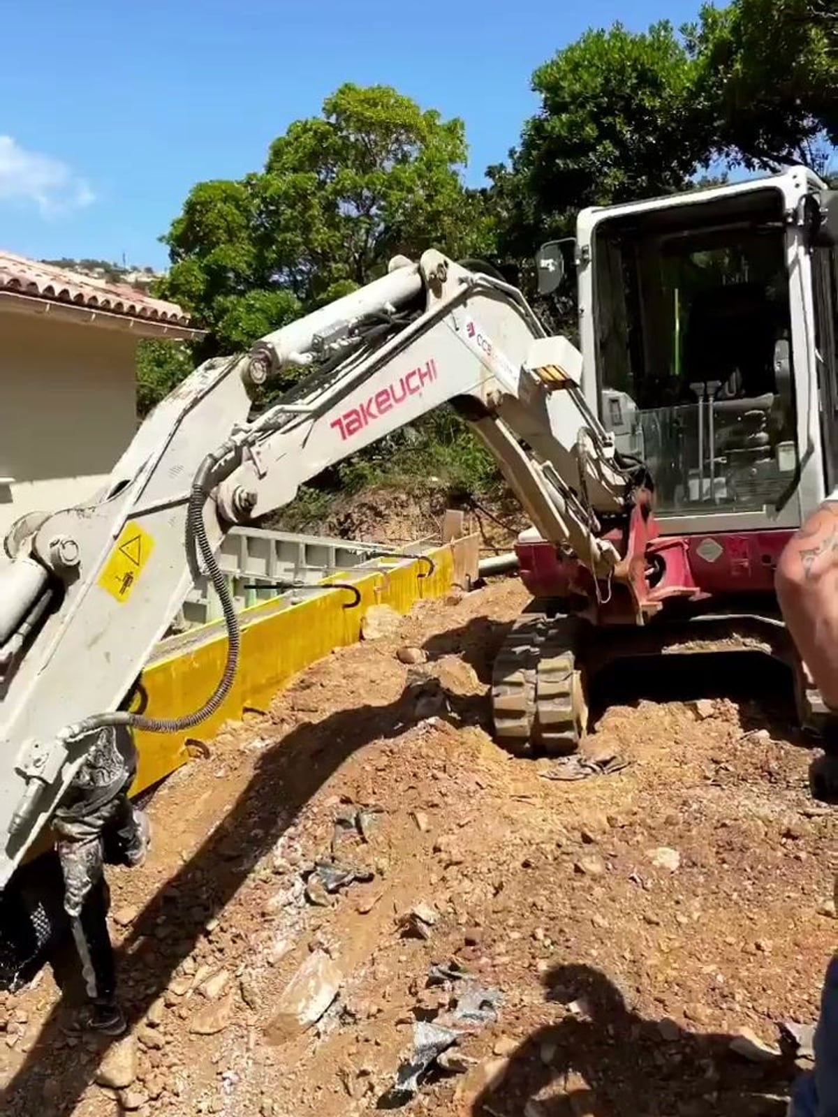 Pelle mécanique Takeuchi sur un chantier de terrassement, golfe de Saint-Tropez