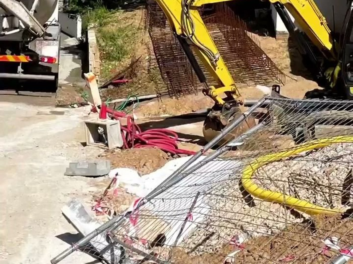 Toupie de béton, ferraillage et pelle mécanique sur un chantier en pente du golfe de Saint-Tropez
